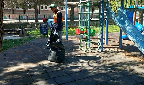 Eceabat Belediyesi, kamu alanlarının temizlik ve bakımını sürdürüyor