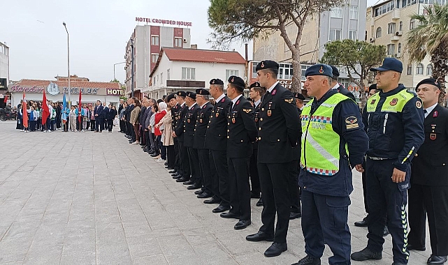 Eceabat'ta 23 Nisan Coşkusu: Atatürk Anıtı'nda çelenk sunumu