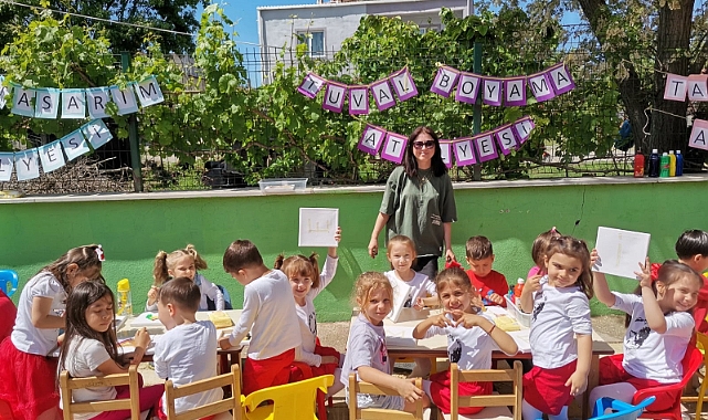 Eceabat'ta minikler günlerini kutladı