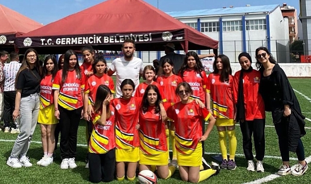 Ezine Gazi Ortaokulu Kız Ragbi Takımı'ndan başarı