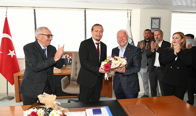 Lapseki Belediye Başkanı Atilla Öztürk mazbatasını aldı