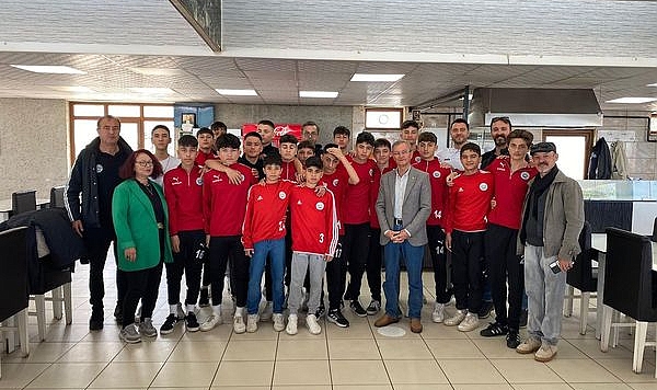Lâpseki Belediyesi Meclis Üyeleri ve U-15 Takımı kahvaltıda buluştu