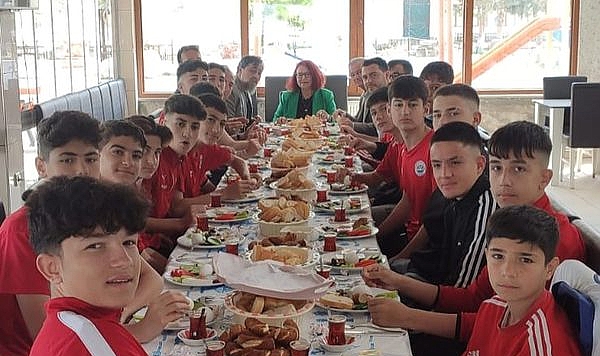 Lapseki Spor U-15 Takımı kahvaltıda
