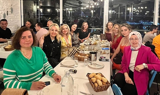Nilay Günay yeni yaşını arkadaşlarıyla kutladı