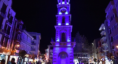Tarihi Saat Kulesi ve Truva Atı mor ışıklarla aydınlatıldı