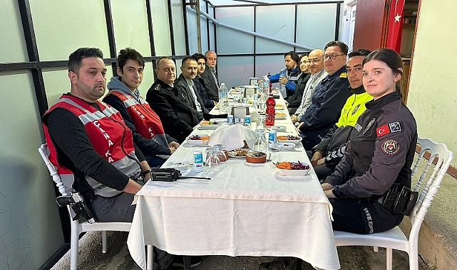 Vali Aktaş, Ramazan’ın son iftarını Opel Polis Uygulama Noktasında gerçekleştirdi