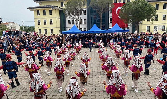 Yenice'de çocuklar bayramlarını kutladı