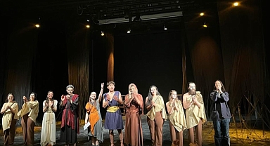 ‘’Antigone’’ prömiyerini yaptı