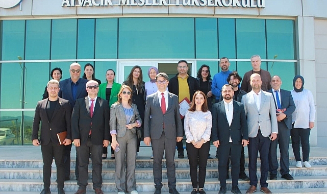 Ayvacık MYO’da Kalite güvence ziyareti ve akademik belge takdimi