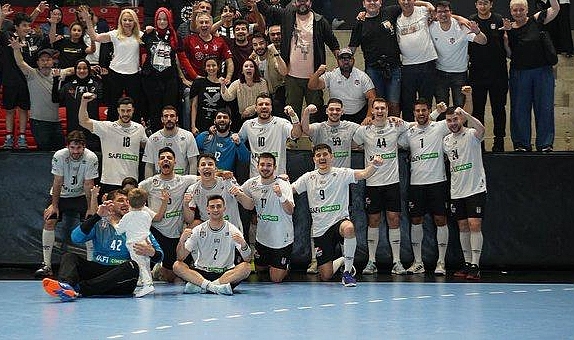 Bakan Aşkın Bak, Beşiktaş Safi Çimento'yu tebrik etti.