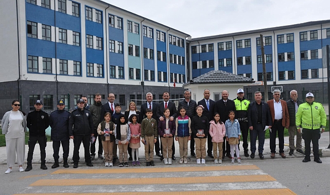 Biga Kaymakamlığı ve ilçe protokolü, trafik haftası etkinliklerine katıldı