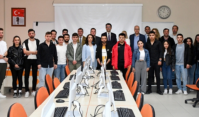 ÇOMÜ'de bilgisayar laboratuvarları yenilendi