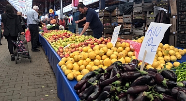 Cuma Pazarı, yaz sebzeleri ve meyveleriyle renklendi