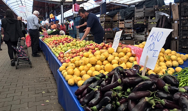 Cuma Pazarı, yaz sebzeleri ve meyveleriyle renklendi