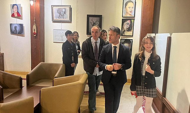 Gelibolu Belediye Başkanı Soyuak resim sergisinde