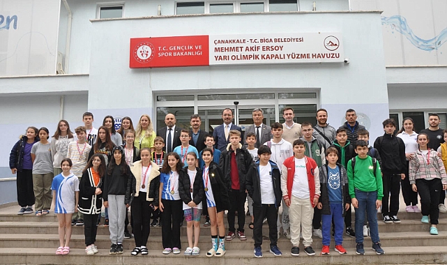 Gençlik Haftası yüzme yarışlarında dereceye giren sporculara madalyalar verildi