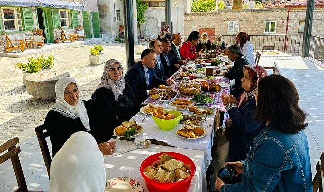 Kaymakam Sak, Kayalar Köyü kahvaltısında