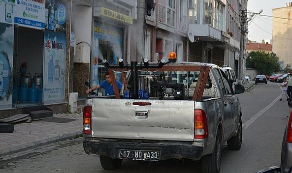 Lâpseki Belediyesi, sinek ve haşere ilaçlama çalışmalarına başladı