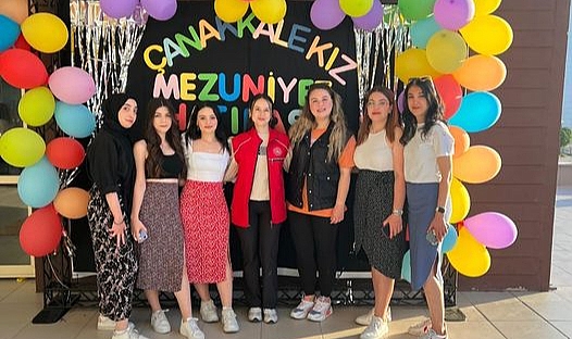 Öğrencilerden mezuniyet kınası