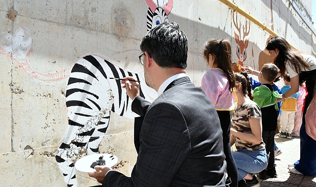 Rektör Erenoğlu çocuklarla çizdi