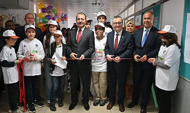 Şen ve ilçe protokolü, TÜBİTAK 4006 bilim fuarı açılışında bir araya geldi