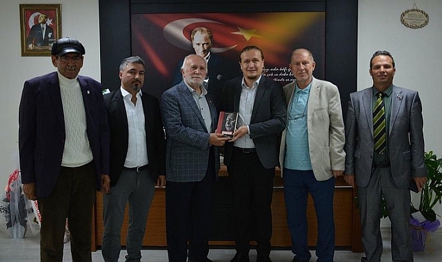 Şener Yüzer  Belediye Başkanı Atilla Öztürk'ü  ziyaret etti