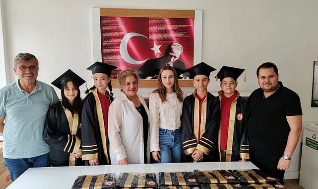 Zeynep Çelik, öğrencilere hediyelerini teslim etti