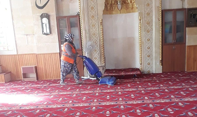 Ayvacık'ta mezarlık ve camiler Kurban Bayramı öncesi temizlik ve bakım çalışmaları bitti.