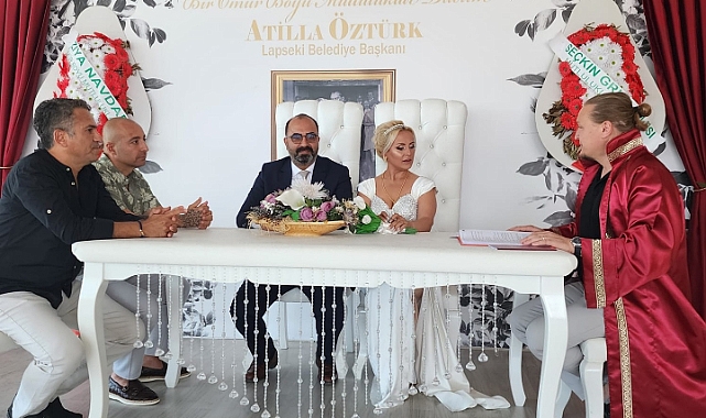 Başkan Atilla Öztürk, Yasemin Ayvaz ve Şevket Hakan Akbulut'un nikahını kıydı