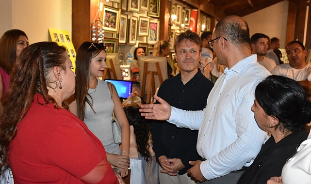 Bekir Abacı ve Eşi, Sosyal Yardımlaşma ve Dayanışma Vakfı'nın yıl sonu sergisine katıldı