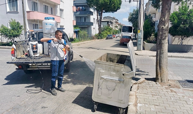 Biga Belediyesi, Kurban Bayramı sonrası çöp konteynerlerini dezenfekte ediyor