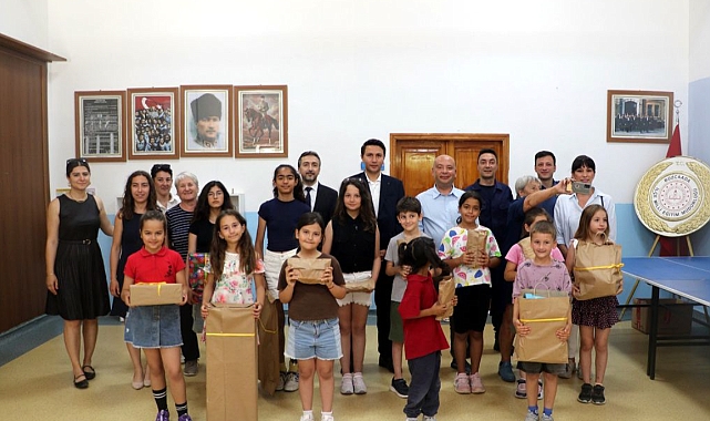 Bozcaada Belediyesi Resim Yarışması’nda ödül alan öğrenciler