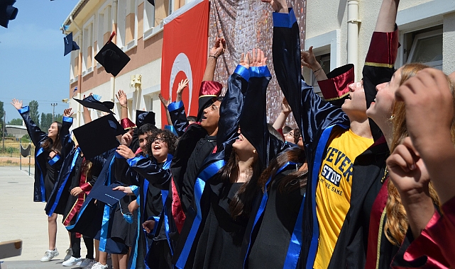 Eceabat'ta öğrenciler mezun oldu