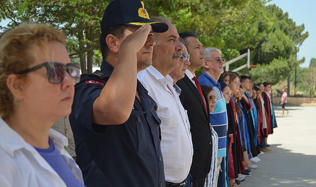 Eceabat'ta Opet Tarihe Saygı Ortaokulu'nda 8. sınıf mezuniyet töreni gerçekleştirildi