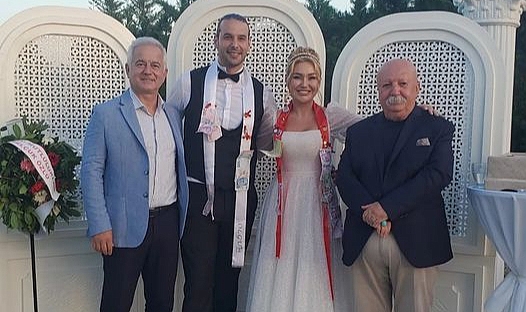 Genç çift dünya evine girdi