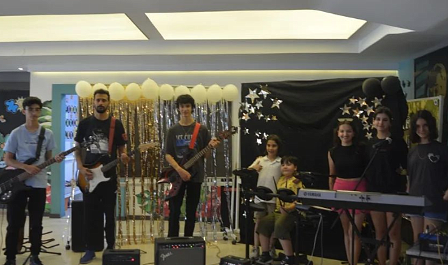 ‘’Kaymak Band’’ yıl sonu konserinde coşturdu