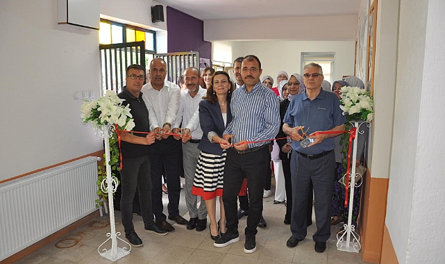 Kaymakam Dolu ve eşi köy sergisinde