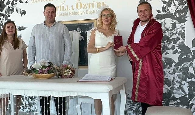Lapseki Belediyesi'nden Mihriban Bulayır ve Ceyhun Öztürk çiftine mutlu bir başlangıç