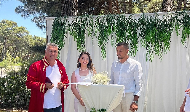 Mesut Bayram, Gaye Tünğür ve Batuhan Tekbıyık çiftinin nikahını kıydı