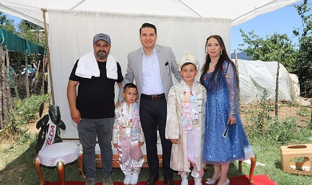 Musa Göktaş, Davutköy Muhtarı Yener Korkmaz'ın yeğenlerinin sünnet cemiyetine katıldı