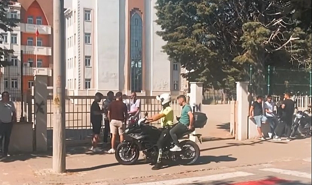 Polis ekipleri sınava yetişemeyen öğrencilerin imdadına yetişti