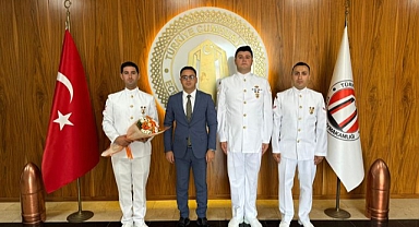 Sahil Güvenlik Komutanlığı'nın 42. kuruluş yıl dönümü Eceabat Kaymakamı Murat Çiçek'i ziyaret etti