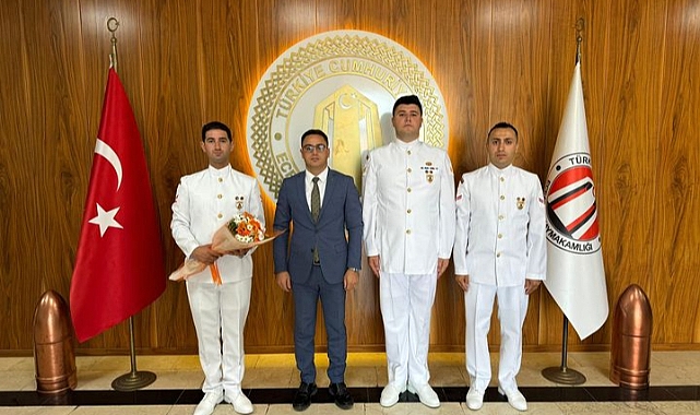 Sahil Güvenlik Komutanlığı'nın 42. kuruluş yıl dönümü Eceabat Kaymakamı Murat Çiçek'i ziyaret etti