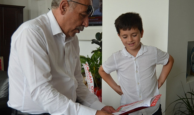 Saim Zileli, Köprülü Hamdibey İlkokulu öğrencisi Yiğit Erol'u tebrik etti