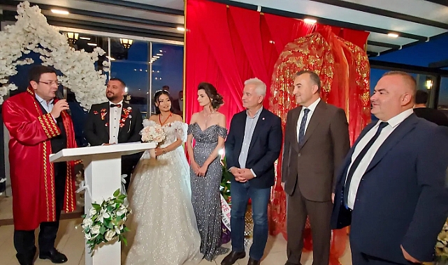 Sevilen çift dünyaevine girdi