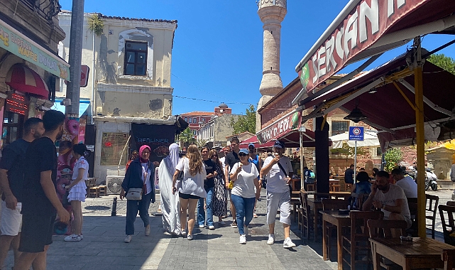 Sıcağa rağmen sokaklar dolu