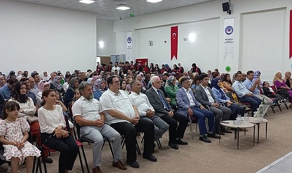 Taş, Anadolu İmam Hatip Ortaokulu ve Lisesi mezuniyet törenine katıldı