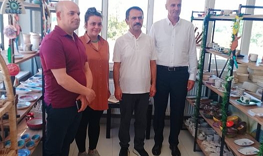 Vali Aktaş,  Çiğdem Candan'ın seramik atölyesini ziyaret etti