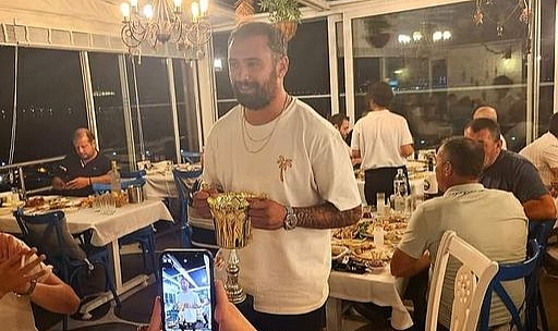 Yeşil sahalara veda etti