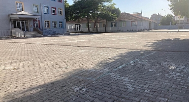 25 Eylül İlköğretim Okulu bahçesi temizlik işleminden geçti
